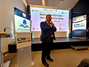 Prelegent podczas debaty.