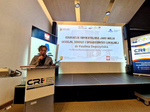 Prelegent podczas debaty.