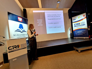 Prelegent podczas debaty.