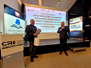 Prelegent podczas debaty.