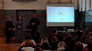 Policjantka oraz prelegenci podczas spotkania.