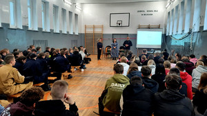 Prelegenci oraz uczniowie podczas spotkania.