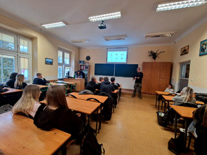 Prelegenci oraz uczniowie podczas spotkania.