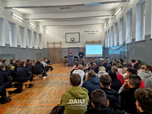 Prelegenci oraz uczniowie podczas spotkania.