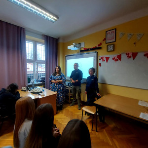 Prelegenci, policjantka oraz uczniowie podczas spotkania.