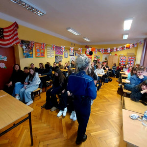 Policjantka oraz uczniowie podczas spotkania.
