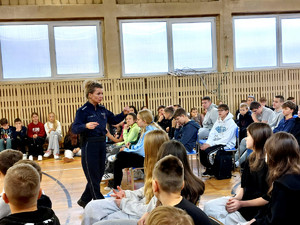 Policjantka wraz z uczniami podczas prelekcji.