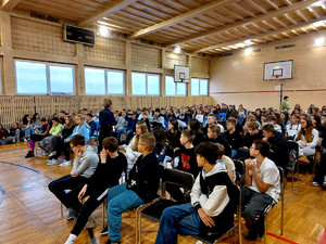 Policjantka wraz z uczniami podczas prelekcji.