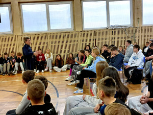 Policjantka wraz z uczniami podczas prelekcji.