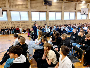 Policjantka wraz z uczniami podczas prelekcji.