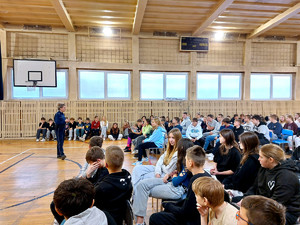 Policjantka wraz z uczniami podczas prelekcji.