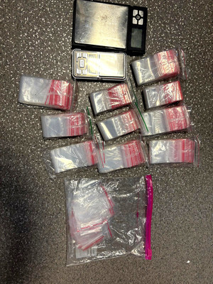 Waga oraz woreczki foliowe z zapięciem strunowym.