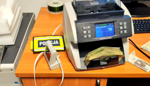 Pieniądze w liczarce do banknotów.