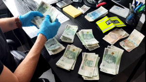 Policjant liczący banknoty.