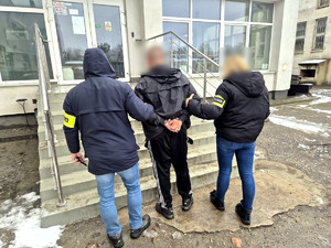 Policjanci z zatrzymanym.