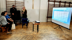 Policjant z kobietą podczas prelekcji.