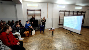 Policjant z kobietą podczas prelekcji.