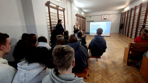 Policjant z kobietą podczas prelekcji.