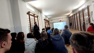 Policjant z kobietą podczas prelekcji.