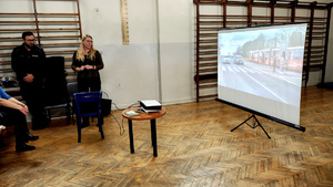 Policjant z kobietą podczas prelekcji.