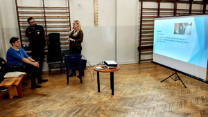 Policjant z kobietą podczas prelekcji.