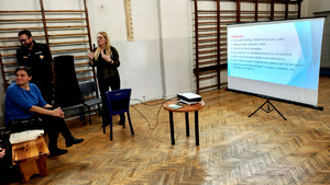 Policjant z kobietą podczas prelekcji.