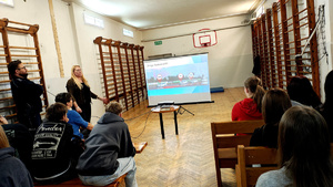 Policjant z kobietą podczas prelekcji.