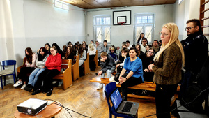 Policjant z kobietą podczas prelekcji.