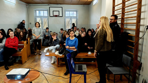 Policjant z kobietą podczas prelekcji.