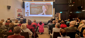 Policjantka podczas prelekcji.