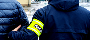 Policjant z zatrzymanym.