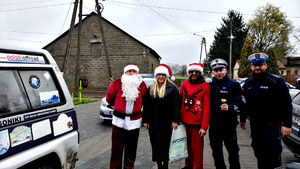 Policjanci oraz motocykliści podczas Moto Mikołajów.