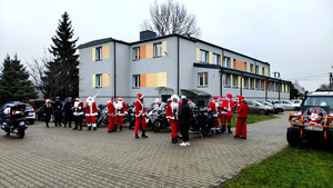 Policjanci oraz motocykliści podczas Moto Mikołajów.