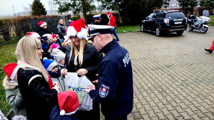 Policjanci oraz motocykliści podczas Moto Mikołajów.