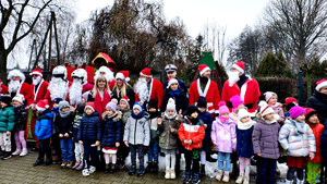 Policjanci oraz motocykliści podczas Moto Mikołajów.