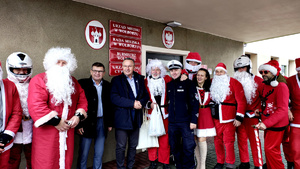 Policjanci oraz motocykliści podczas Moto Mikołajów.
