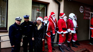 Policjanci oraz motocykliści podczas Moto Mikołajów.