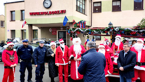 Policjanci oraz motocykliści podczas Moto Mikołajów.