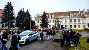Policjanci oraz motocykliści podczas Moto Mikołajów.