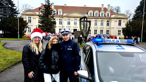Policjanci oraz motocykliści podczas Moto Mikołajów.
