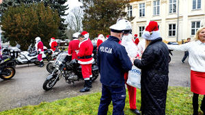 Policjanci oraz motocykliści podczas Moto Mikołajów.