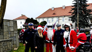 Policjanci oraz motocykliści podczas Moto Mikołajów.
