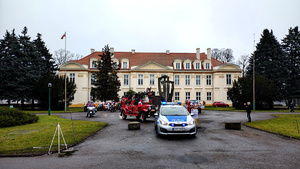 Policjanci oraz motocykliści podczas Moto Mikołajów.
