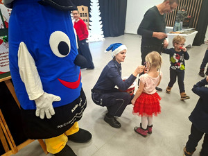 Policjantka podczas spotkania.