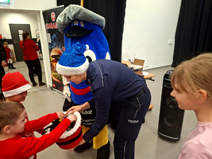 Policjantka podczas spotkania.