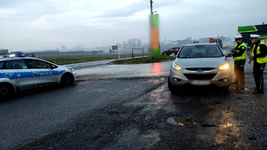 Policjanci podczas kontroli pojazdu.