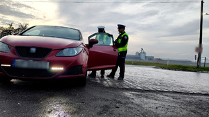Policjanci podczas kontroli pojazdu.