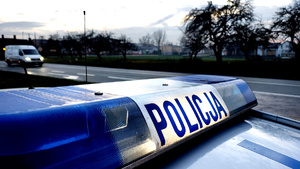 Radiowóz i przejeżdżające obok auto.