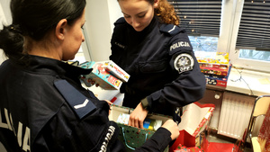 Policjanci podczas Mikołajkowej akcji charytatywnej.