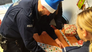 Policjanci podczas Mikołajkowej akcji charytatywnej.